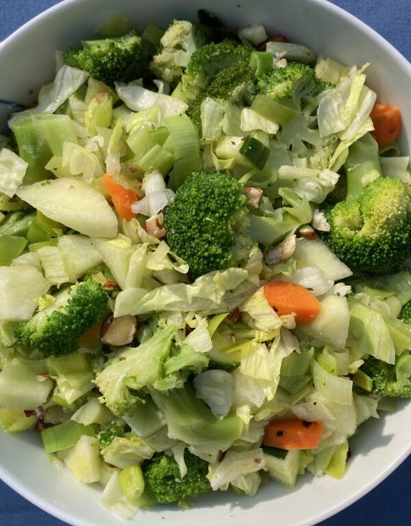 Broccolisalat m. honningmelon & ristede hasselnødder